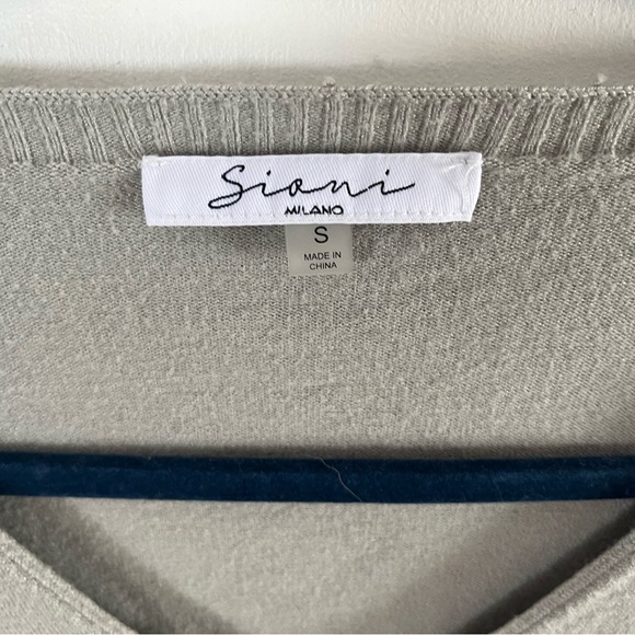 Sioni Milano Gray Pleated V-Neck Woman’s Sweater With Lacey Textured Sleeves - Picture 2 of 8